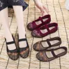 Verão Velho Beijing Pano Sapatos Mãe Estilo Chinês Bordado Sapato Malha De Fundo Macio Respirável Sandálias Casuais 240307
