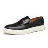 Mens Casual Shoes präglade läder män mode brittisk stil penny loafers mens slip-on thick sole utomhuslägenheter 240407