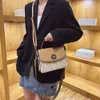 Mağaza Tasarımcı Torbaları Toptan 2024 Moda Camellia Handheld Womens Çanta ile Perçin Baskı Kilidi Tek Omuz Crossbody Küçük Meydan