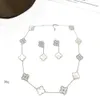 Set di gioielli Tabora all'ingrosso Set di orecchini con collana di clavicola e quadrifoglio placcato in oro 18 carati con conchiglia in rame squisito