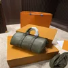 Louls vutt väska mäns handväska designer väska handväska resväska lyxväska axelväska 21 cm topp präglad kudde flygplats crossbody