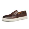 Mens Casual Shoes präglade läder män mode brittisk stil penny loafers mens slip-on thick sole utomhuslägenheter 240407