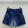 Kvinnors shorts designer märke vår/sommar ny miu hög midja bantning dagligen pendling enkel och mångsidig åldrande tjejstil denim 2504