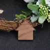 Keychains Wholesale 20pcs Wooden House Keychain House House Home Chains clés de bricolage clés manèges pour la famille maman papa fils en bois accessoires