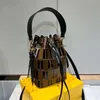 Borsa a secchiello 2F Mini borsa a secchiello in pelle marrone dotata di coulisse e metallo impreziosito in rilievo dipinto a mano nero 2218