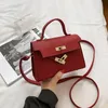 En iyi kadın tasarımcılar klasik flip mandal moda kadın çantası trend çizgisi kabartmalı kadın omuz çantası trend crossbody çanta