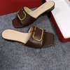 2024 Der neueste Stil Sommer neue flache Sandalen Damen Schnalle Stickerei Mode flache Hausschuhe ein Wort draußen tragen 35-43 Markendesigner Sandalen flache Frauen Sommerschuhe