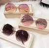 Solglasögon 2022 Kvinnor Fashion Rimless Vintage Gradient Sun Glasses Design för kvinnlig stor ram Metal Okulary UV4009226301