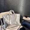 Nuova borsa da spiaggia Borsa shopping oversize Borsa semplice dal design casual adatta per viaggi di lavoro Borsa tote da donna di lusso con pochette Portamonete femminile