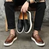 Mens Casual Shoes präglade läder män mode brittisk stil penny loafers mens slip-on thick sole utomhuslägenheter 240407