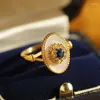 Bagues de cluster Court Style Rétro Blue Gemstone Engagement pour femmes Ancien Gold Craft Incrusté Ovale Fritillaria Haut de gamme Fine Bijoux Cadeau