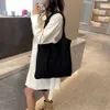 디자이너 럭셔리 패션 토트 백 지갑 미니멀하고 세련된 니트 스웨터 여성 가방 2023 새로운 한국 다목적 및 라디 틸리어 기질 싱글