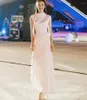 Casual Kleider Runway Frühling Satin Unregelmäßige Falten Party Langes Kleid Elegante Frauen Weinrot Ärmellose Halb Hohe Kragen Schlank Jäten