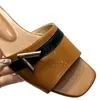 Chinelos femininos sapatos de designer de couro genuíno carta de metal salto alto verão sapatos de praia de luxo sapatos de festa dedo aberto clássico sandálias de salto grosso sapatos ao ar livre