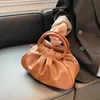 Designer kvinnor mode handväskor läder pu lady cloul axel crossbody väska retro alla matchar veckad underarmspåse yfa2131