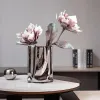 VASES NORDIC SILVER VASEクリエイティブセラミック花瓶フラワーアート豪華なコーヒーショップモデルルームデコレーションモダンな家庭装飾ギフトのアイデア