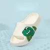 Barn tofflor Summer Cartoon Dinosaur Bear Sandals pojkar flickor mjuka ensamma hem flip flops barn non-slip strand toffel 240311