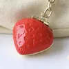 Avec boîte de haute qualité porte-clés classique exquis luxe designer fraise voiture porte-clés en alliage de zinc lettre unisexe lanière or rouge métal bijoux