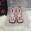 Projektowanie kapcie Silvery Women Mary Jane Buty moda elegancka metalowa dekoracja grube obcasy buty Sprężyna damskie kwadratowe palce palenia Q240326