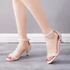 كريستال كوين زفاف أحذية سيدة الصيف مثير المضخة 5 سم الكعب الصنادل أنثى صنم Strappy Stiletto 240320