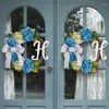 Dekorativa blommor fjäderkrans hortensior blå bondgård ytterdörr veranda hortensia konstgjorda med bow vägg