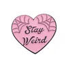 Stay Weird Spille smaltate Cuore rosa Patch per ferita per zaino Ali d'angelo personalizzate Spilla Distintivi bavero Regalo gioielli Amici per bambini