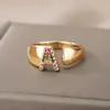 Bandringar Rainbow Zircon Womens Letter Ring Gold rostfritt stål Inledande ring Justerbart bröllopspar Ring Bohemian smyckeväska J240326