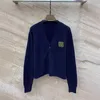 Pulls pour femmes de créateurs Miui série haute version veste en laine bleu profond avec lettres brodées sur cardigan col en V haut tricoté pour les femmes au printemps