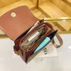 Mağaza Tasarımcı Torbaları Toptan 2024 Moda Camellia Handheld Womens Çanta ile Perçin Baskı Kilidi Tek Omuz Crossbody Küçük Meydan