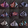 Näsdukar Bandanas Durag är enkelt. H Luxury 25 * 25 cm Retro Flower Paisley Hanky ​​Pocket Square Mens handtag som används för bröllopsfest brösthandduk Tillbehör Y240326