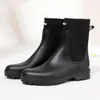 Botas de lluvia de diseñador Zapatos impermeables para mujer Rainy Ladies Pink Fur Rubber Rainshoes Mujer Galoshes Botas de lluvia antideslizantes 240321