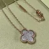 Rose Gold Clover Necklace Designer Halsband Högkvalitativ rostfritt stål Mother Shell Single Flower Pendant Halsband Lyxiga kvinnors halsbandsmycken