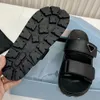 Nappa Leather Slides Black 1XX708 Designer Slides Women Sandal Leather Sandals Triangle Slides 24SS Ny stil med elegant ikonisk signatur Slides Lug Tread Sandal