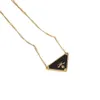 Guldhalsband svart vitrosa triangelbokstav hänge halsband varumärkesdesigner smycken titanium stål hängen kedja män kvinnor unisex gåva