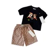 T-shirt classiche per bambini Tute estive Set due pezzi Stili multipli Tute per ragazzi e ragazze Taglia 100-150 bambino Maniche corte in cotone e pantaloncini stampati con lettere a griglia Jan R018