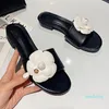 2024 Designer Camellia Flower tofflor Kvinnor Sandalias Summer Lazy Shoes Ladies Heels Metal Floral Slides