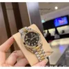 Wechat Business Agencyは、ダイヤモンドインレイとカレンダー、ファッショナブルで多目的なスチールバンドQuartz Women's Watch Cross-BorderでLao Jiaの日記シリーズを送信します