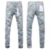 Lila Markenjeans. Amerikanische High-Street-Jeans mit Distressed-Patch, trendige Jeans mit geradem Bein