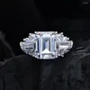 Anelli a grappolo Zhenchengda è un anello in argento S925 con diamante ad alto tenore di carbonio taglio smeraldo da 8 10 mm in vendita in Europa e in America
