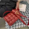 Bottegvenetas Cassettes Sacs Sac À Bandoulière Tissé Petit Sac Carré Oreiller Pour Femme 2024 Nouvelle Mode Qiwei Même Style Net Rouge Tofu Messager À Épaule Unique