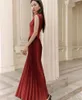 Casual Kleider Runway Frühling Satin Unregelmäßige Falten Party Langes Kleid Elegante Frauen Weinrot Ärmellose Halb Hohe Kragen Schlank Jäten