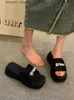 Slippers vrouwen om buiten te dragen in de zomer nieuwe biscuit hoogte toenemende sandalen dikke zolen strass strandsandalen Q240326