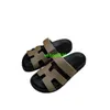 Flipers de verão Sandálias Chypre 2024 Slippers Casal Série externa usando sandálias grossas solteiras de uma linha de linhas de linear e feminino de moda tem logotipo hbhj