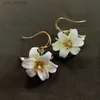 Collar de aretes Juegos de joyería de lirio elegante para mujeres Collar de perlas de flores blancas Collar de perlas Pendientes de borde de borde de lubricante L240323