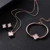 Set di collana a quattro foglie placcata in oro rosa personalizzata con quadrifoglio e diamanti