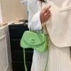 La tienda exporta bolsos de diseñador al por mayor 2024 nuevo bolso de mujer coreano color caramelo moda caja de cadena de mano estilo occidental un hombro crossbody