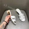 2024 Designer Chypre tofflor Kvinnor läder sandaler män damer flip flops sommarstrand platt tofflor s sexiga höga klackar med ruta 35-42 mode x36