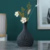 VASES NORDIC BLACK CERAMIC VASEシンプルなクリエイティブ磁器マットデザインハンドメイドアートデコレーションリビングルームモデルルーム花瓶飾り