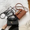 En iyi kadın tasarımcılar klasik flip mandal moda kadın çantası trend çizgisi kabartmalı kadın omuz çantası trend crossbody çanta