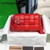 Bottegvenets Cassettes Sacs Crossbodybody Cassette Designer Designer Luxury Intrecciato Crossbody Sac Lamb Chili Red 7A Quality Taille 26188CM 9UBS AVEC LOGO